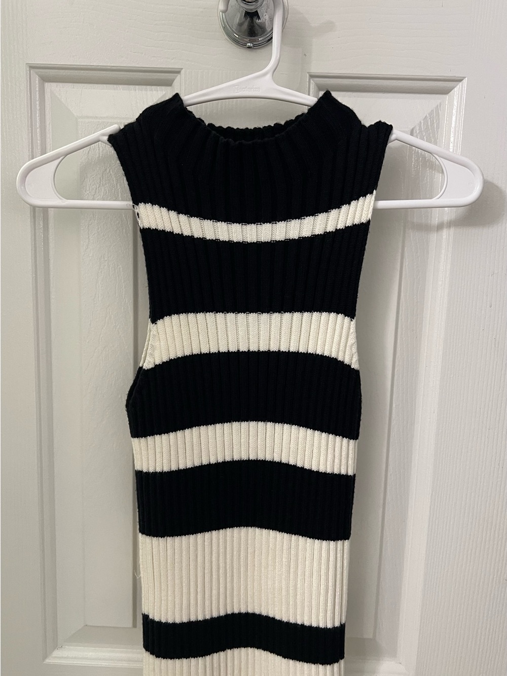 Sleeveless Ribbed Striped Knit Sweater - Black & Cream.